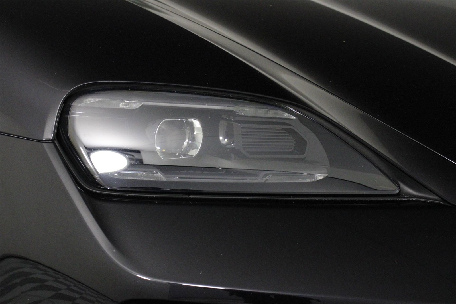 2025 Porsche Taycan photo 23