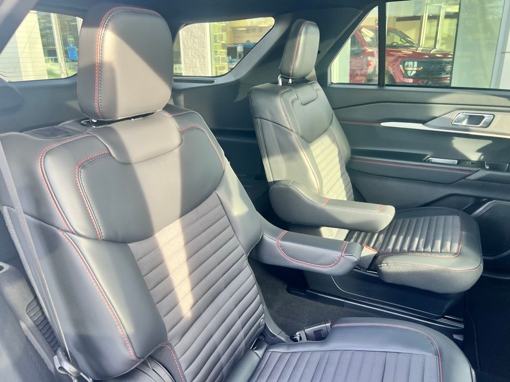 2025 Ford Explorer ST-Line photo 31