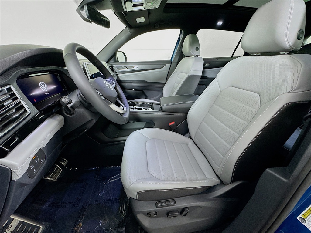 2025 Volkswagen Atlas Cross Sport SEL R-Line photo 6