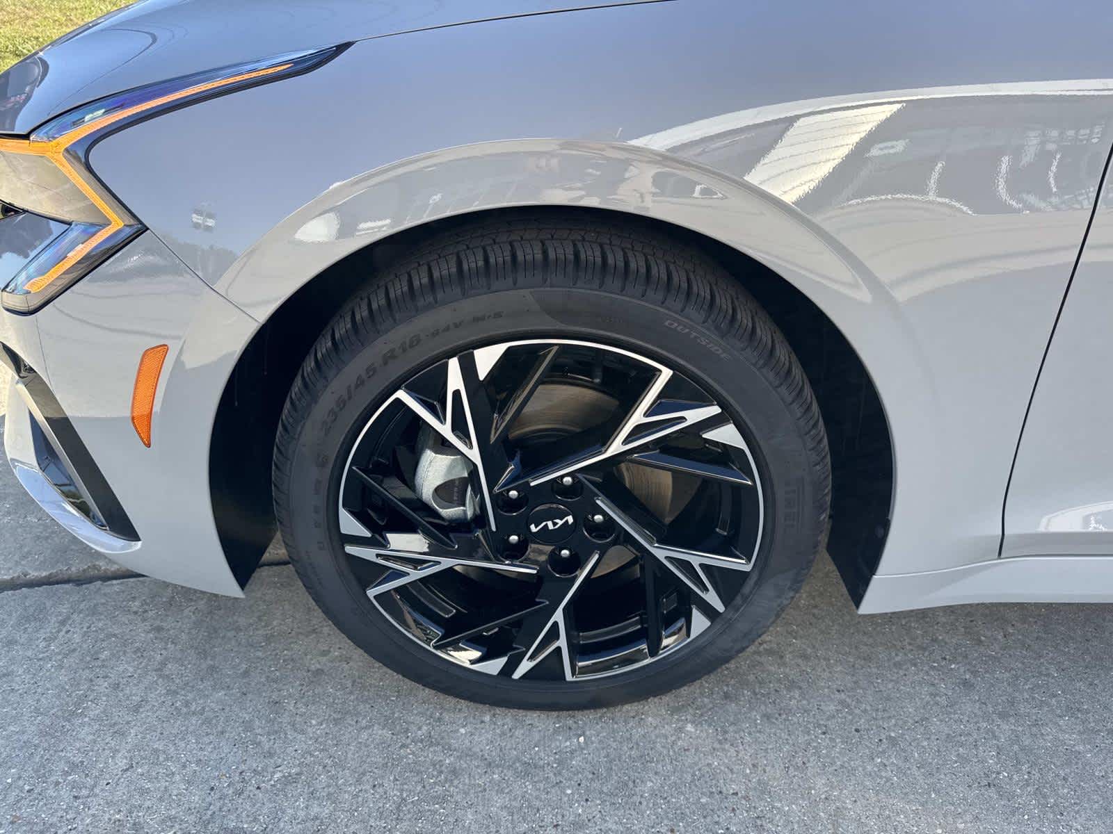 2025 Kia K5 GT-Line photo 4