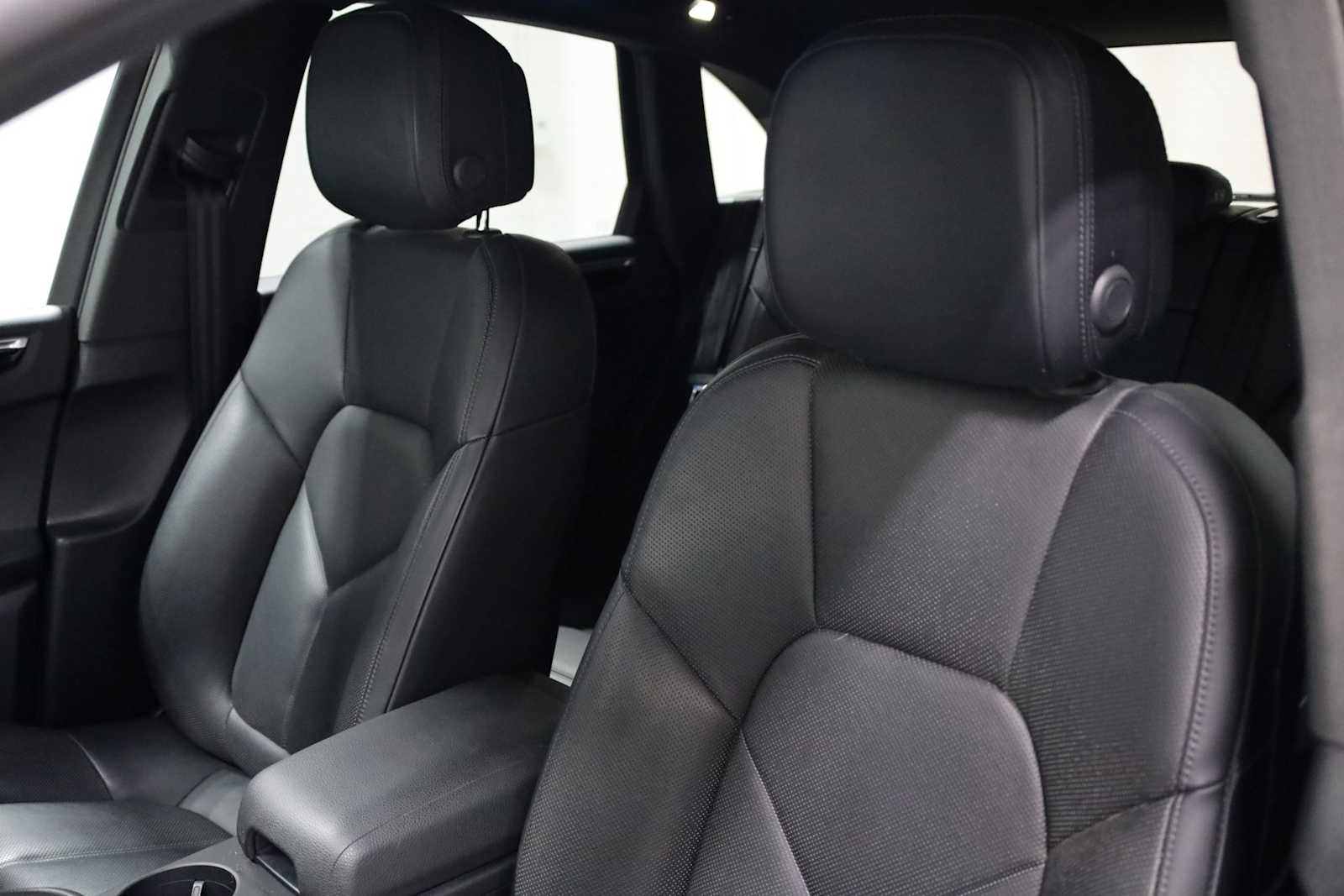 2021 Porsche Macan Base photo 18