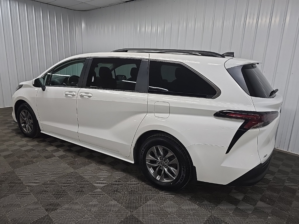 2023 Toyota Sienna LE photo 4
