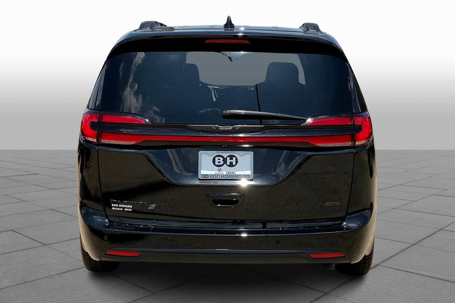 2025 Chrysler Pacifica Limited photo 4