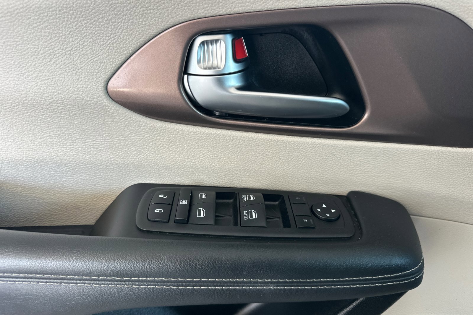 2023 Chrysler Pacifica LX photo 8