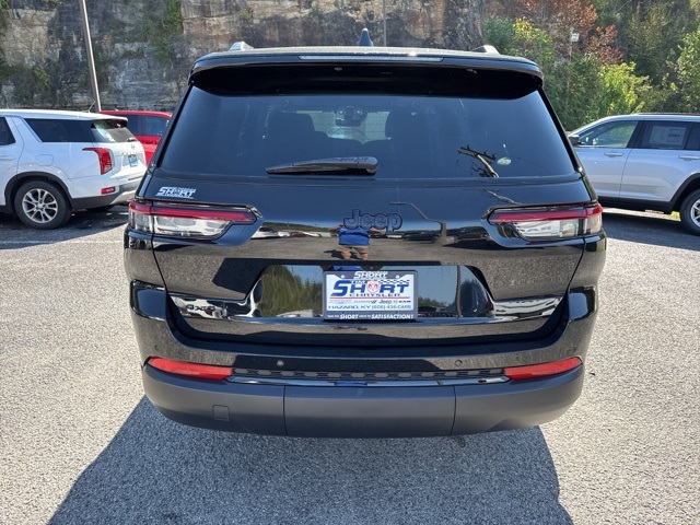 2025 Jeep Grand Cherokee Altitude photo 3