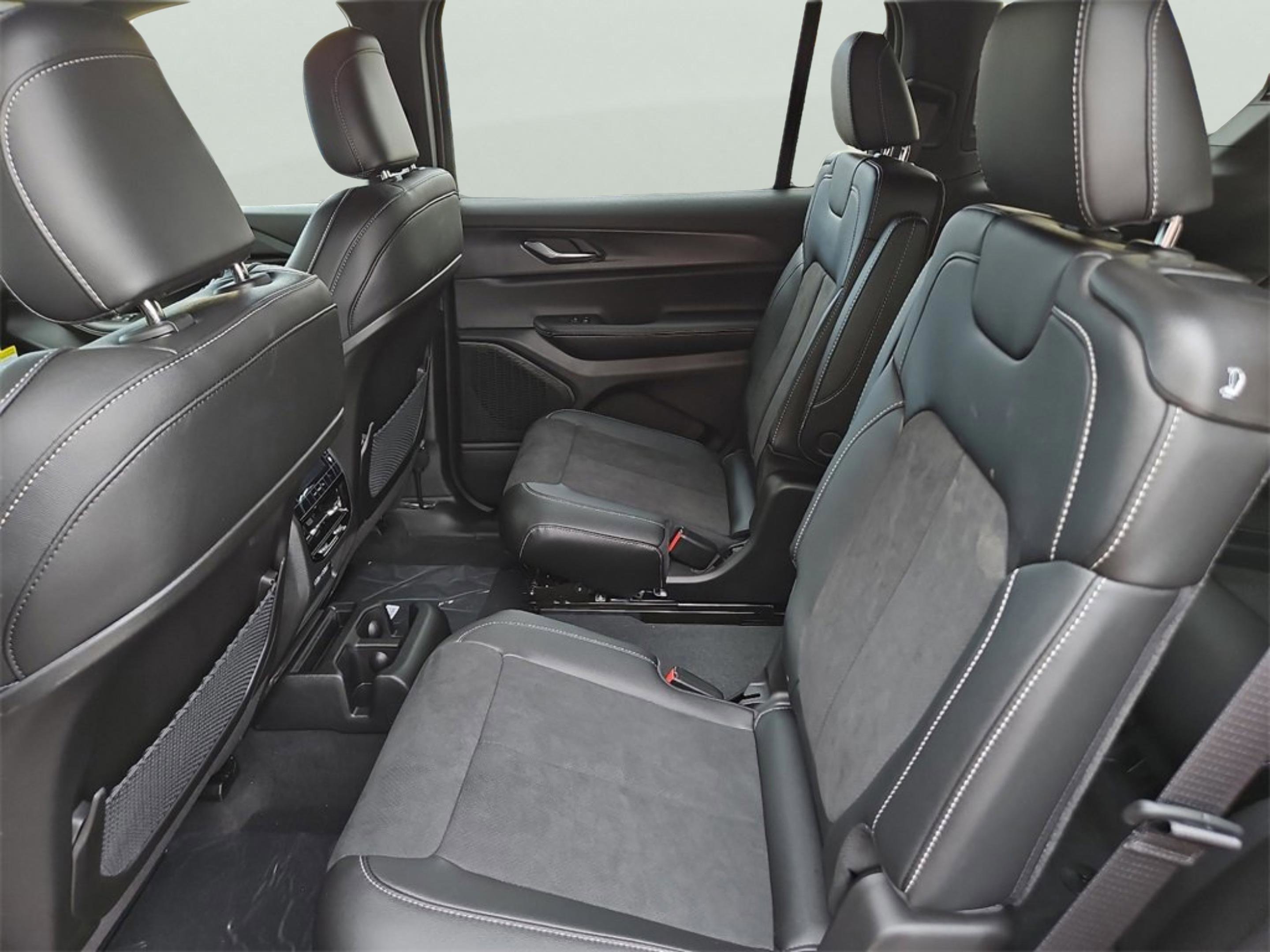 2025 Jeep Grand Cherokee Altitude X photo 4