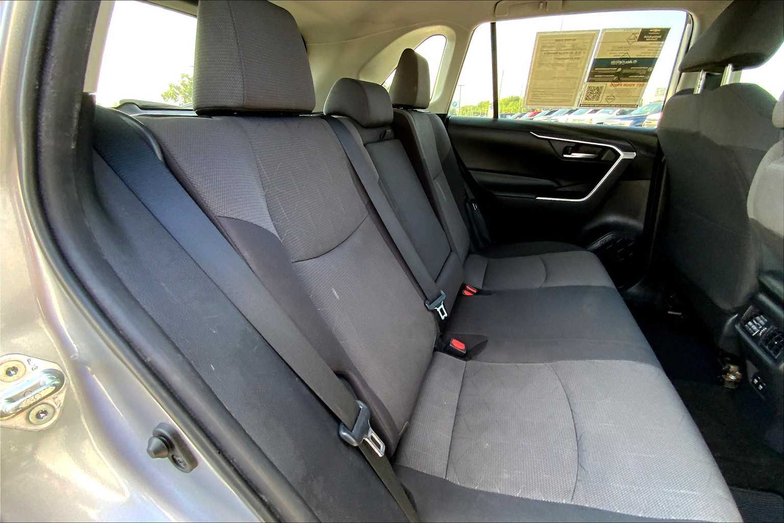 2019 Toyota RAV4 XLE photo 17