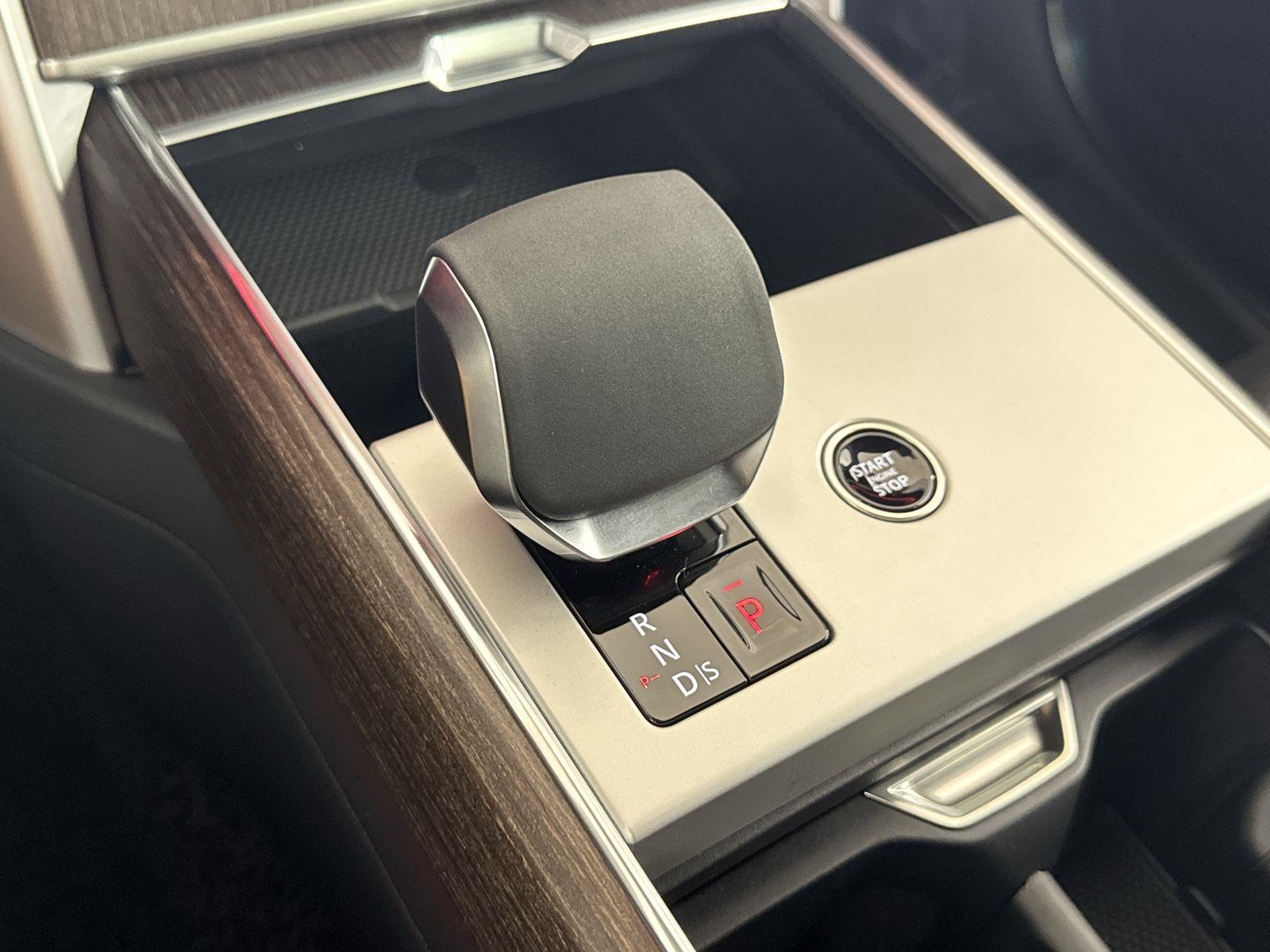 2025 Land Rover Range Rover SE photo 16