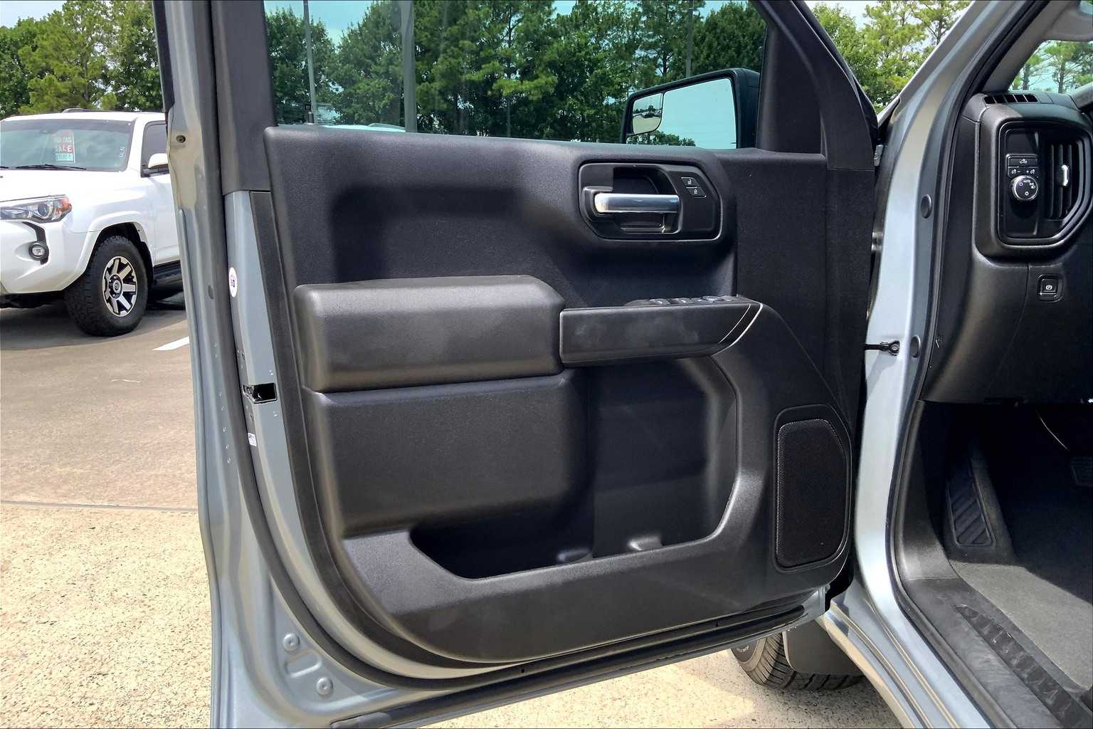 2025 Chevrolet Silverado 1500 Custom photo 40