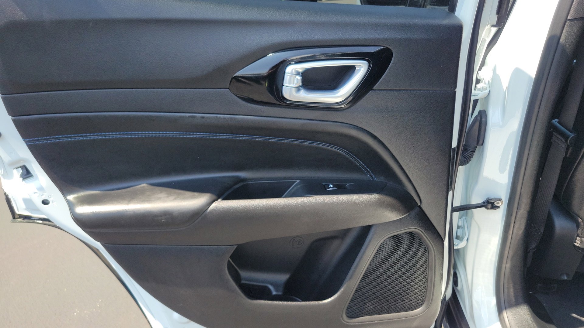 Used 2025 Bright White Clearcoat Jeep Latitude image 11