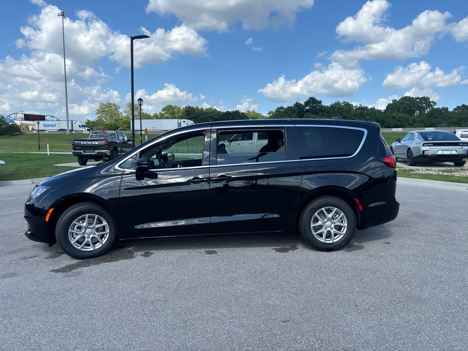2025 Chrysler Voyager LX photo 4