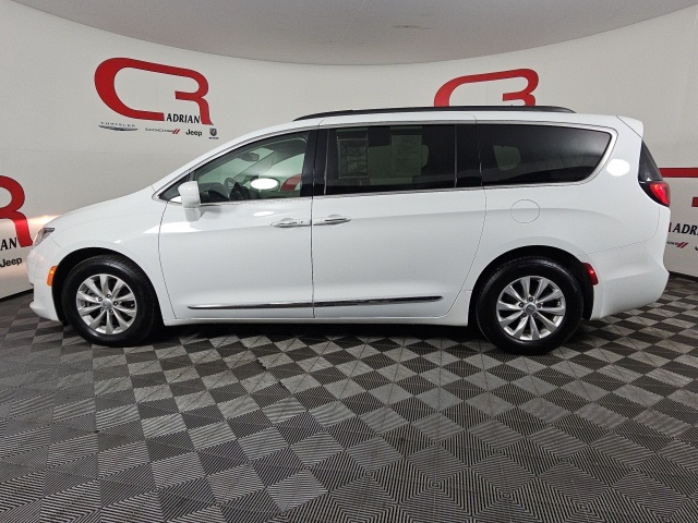 2017 Chrysler Pacifica Touring L photo 4