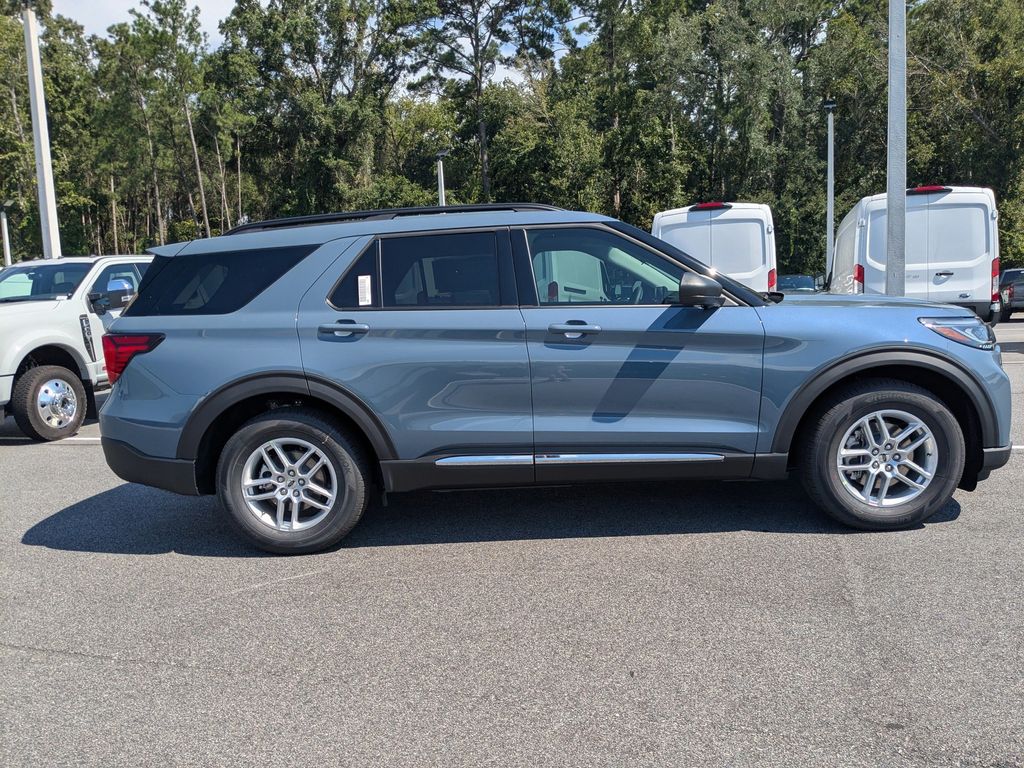 2025 Ford Explorer photo 3