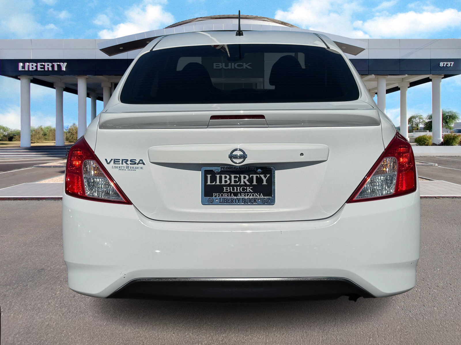 2018 Nissan Versa Sedan Plus photo 3