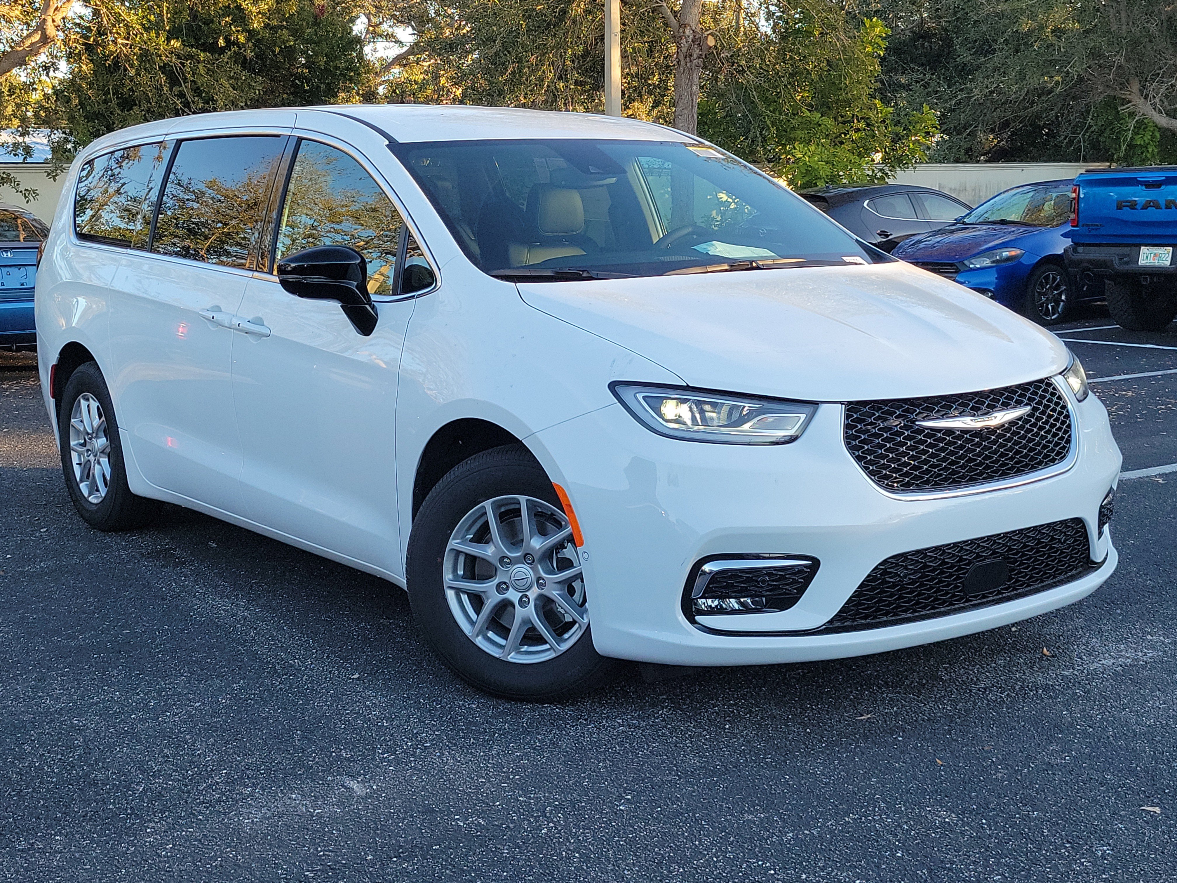 2026 Chrysler Pacifica Select's photo