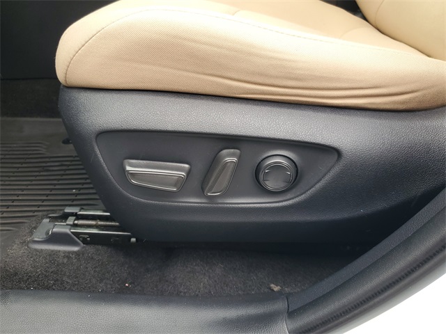 2020 Toyota RAV4 Hybrid XLE photo 16