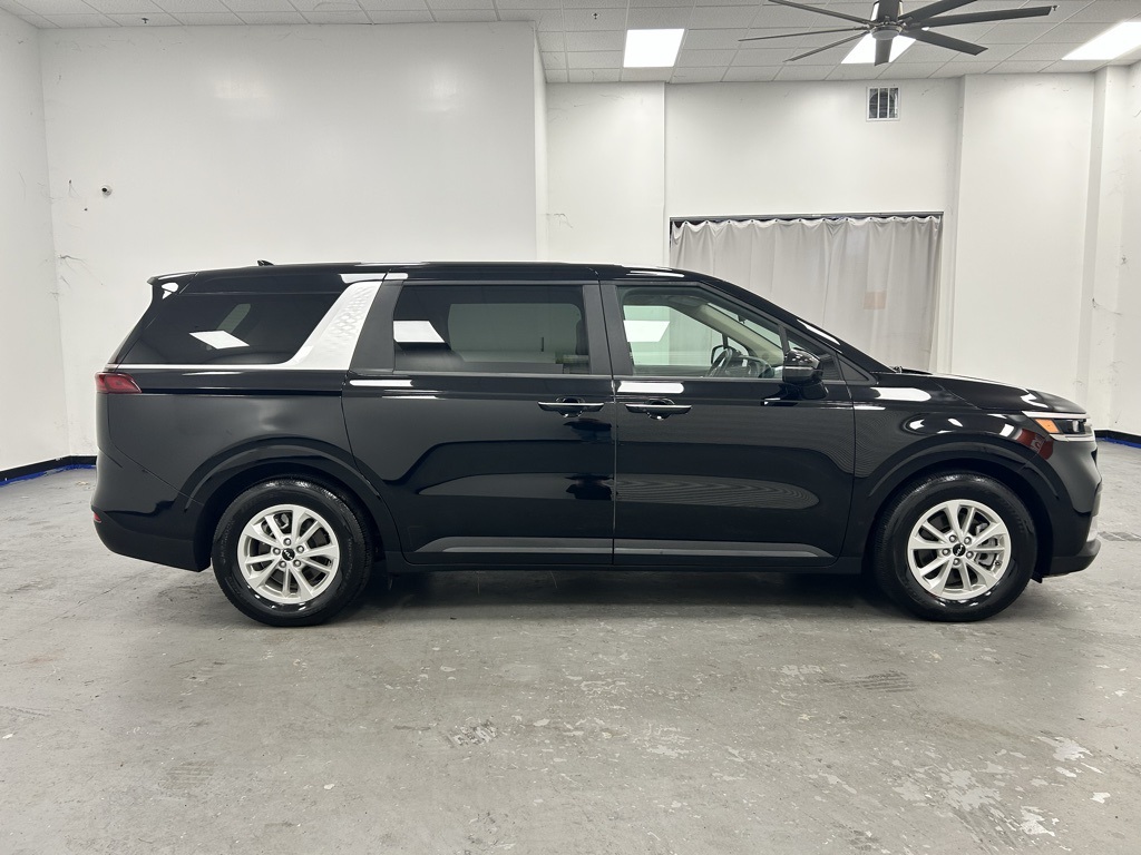 2024 Kia Carnival LX photo 8