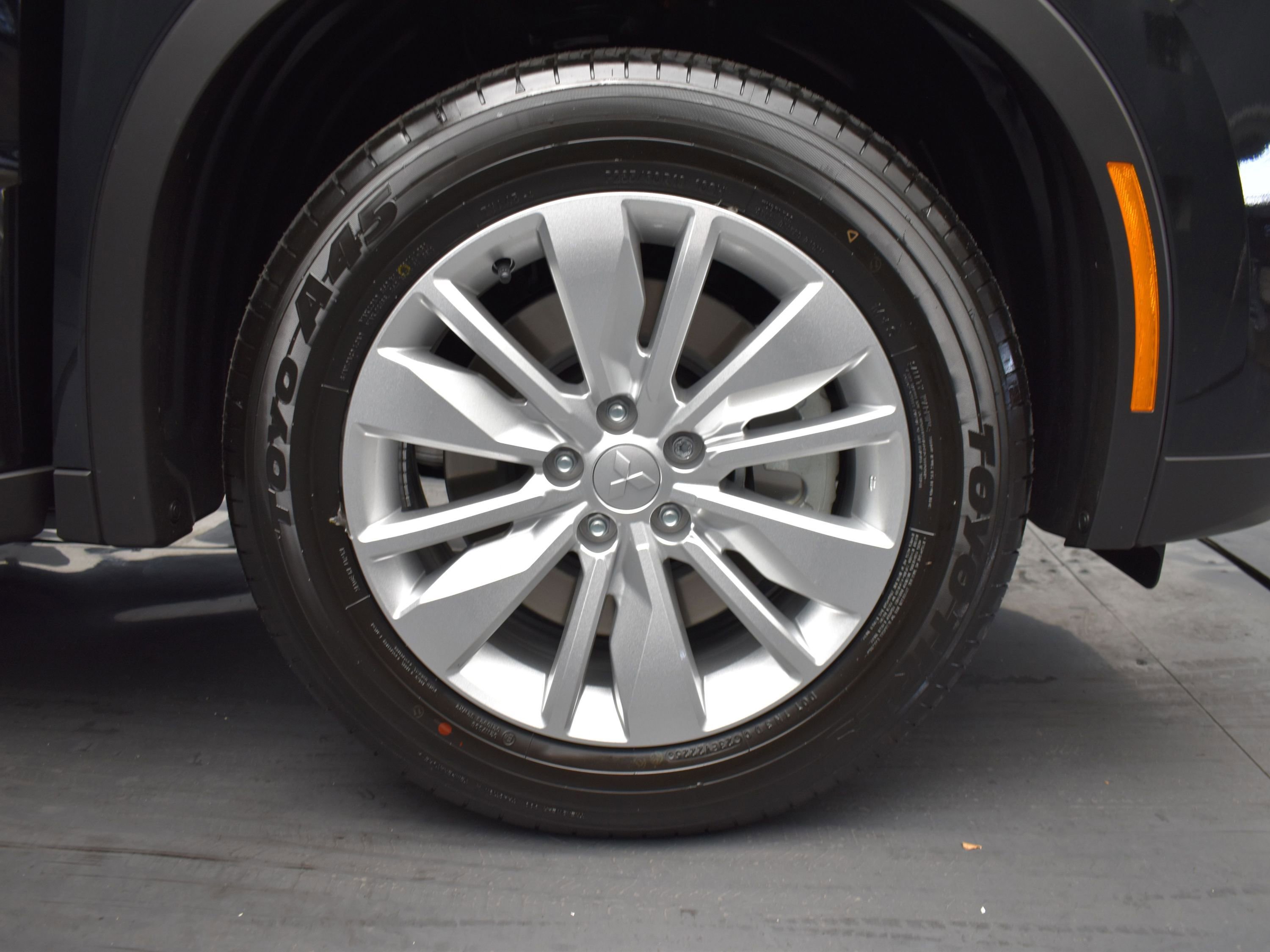 2025 Mitsubishi Outlander ES photo 3