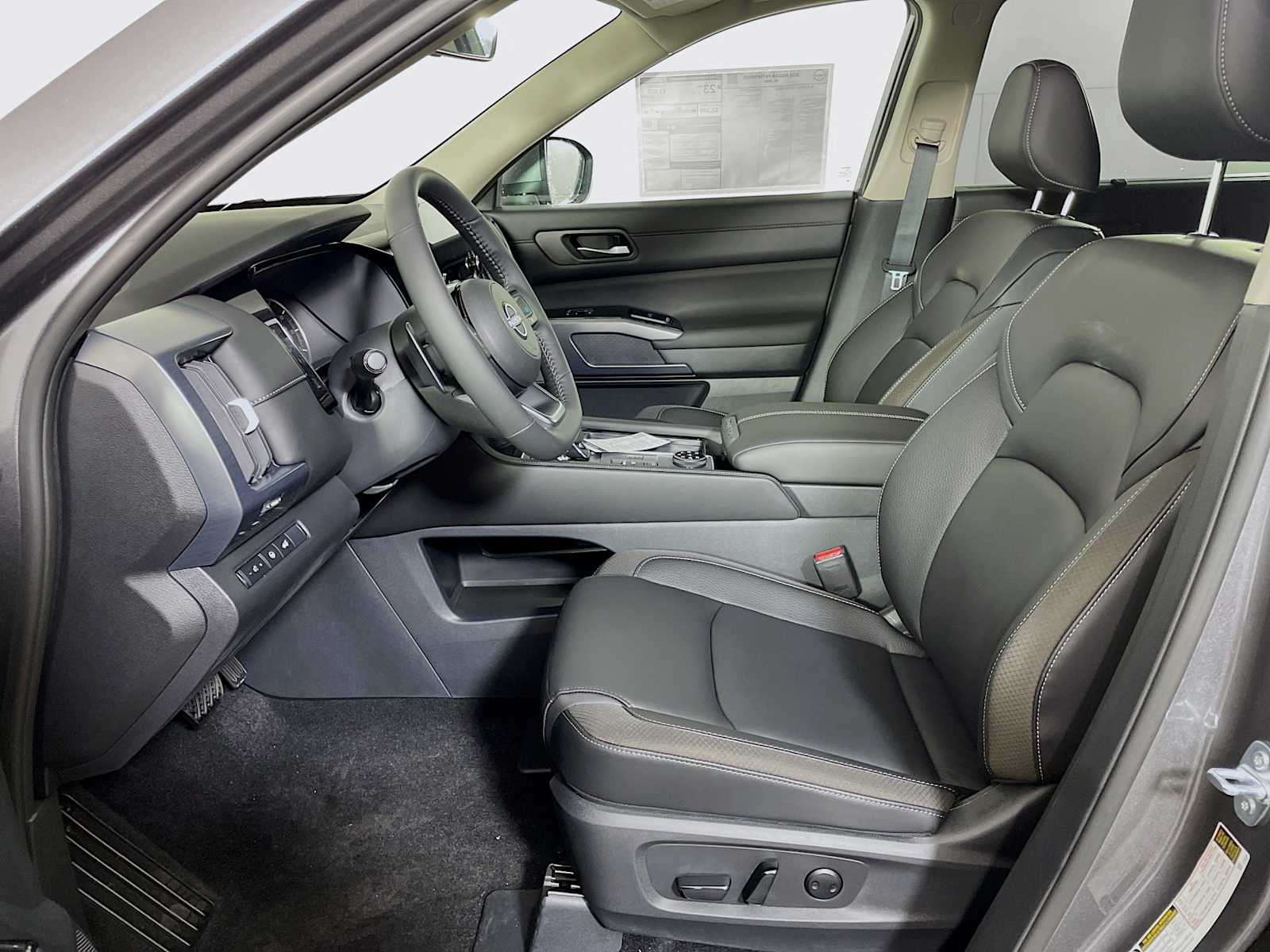 2025 Nissan Pathfinder SL photo 4