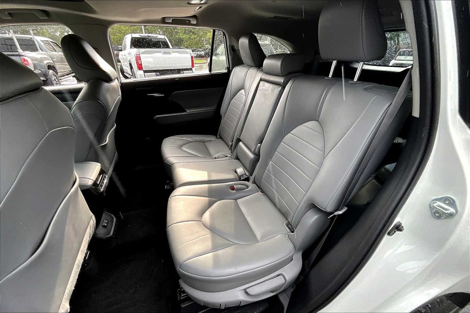 2021 Toyota Highlander XLE photo 18
