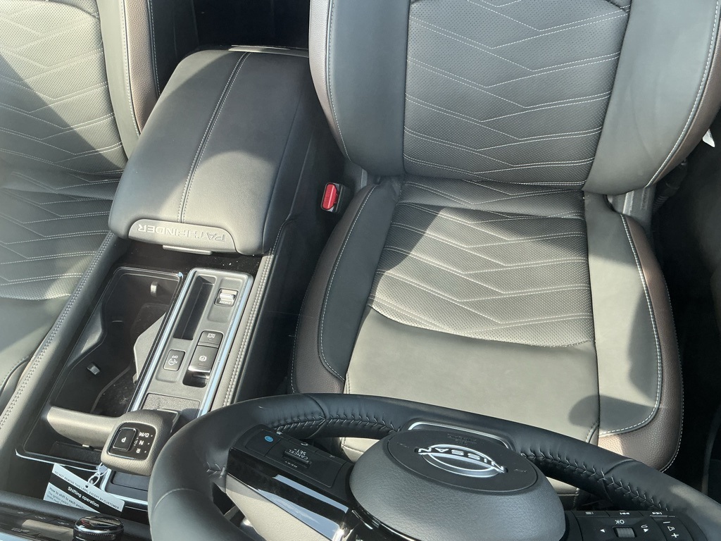 2024 Nissan Pathfinder Platinum photo 4