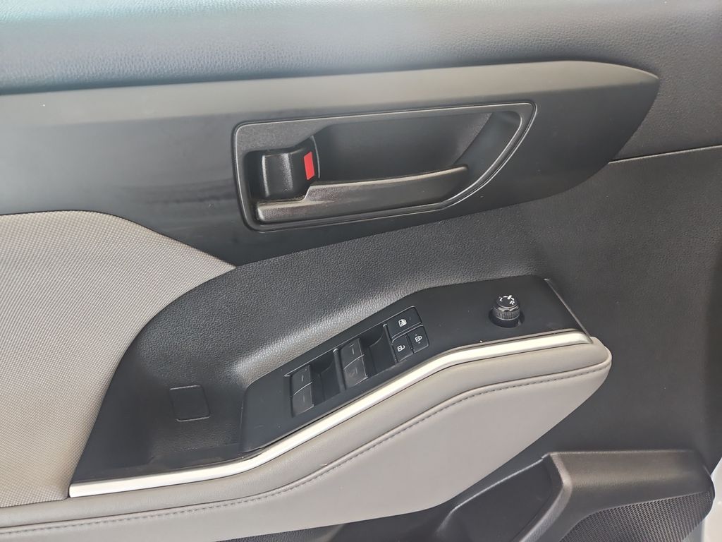 2021 Toyota Highlander LE photo 12