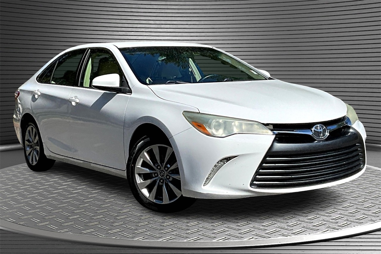 2015 Toyota Camry XLE photo 3