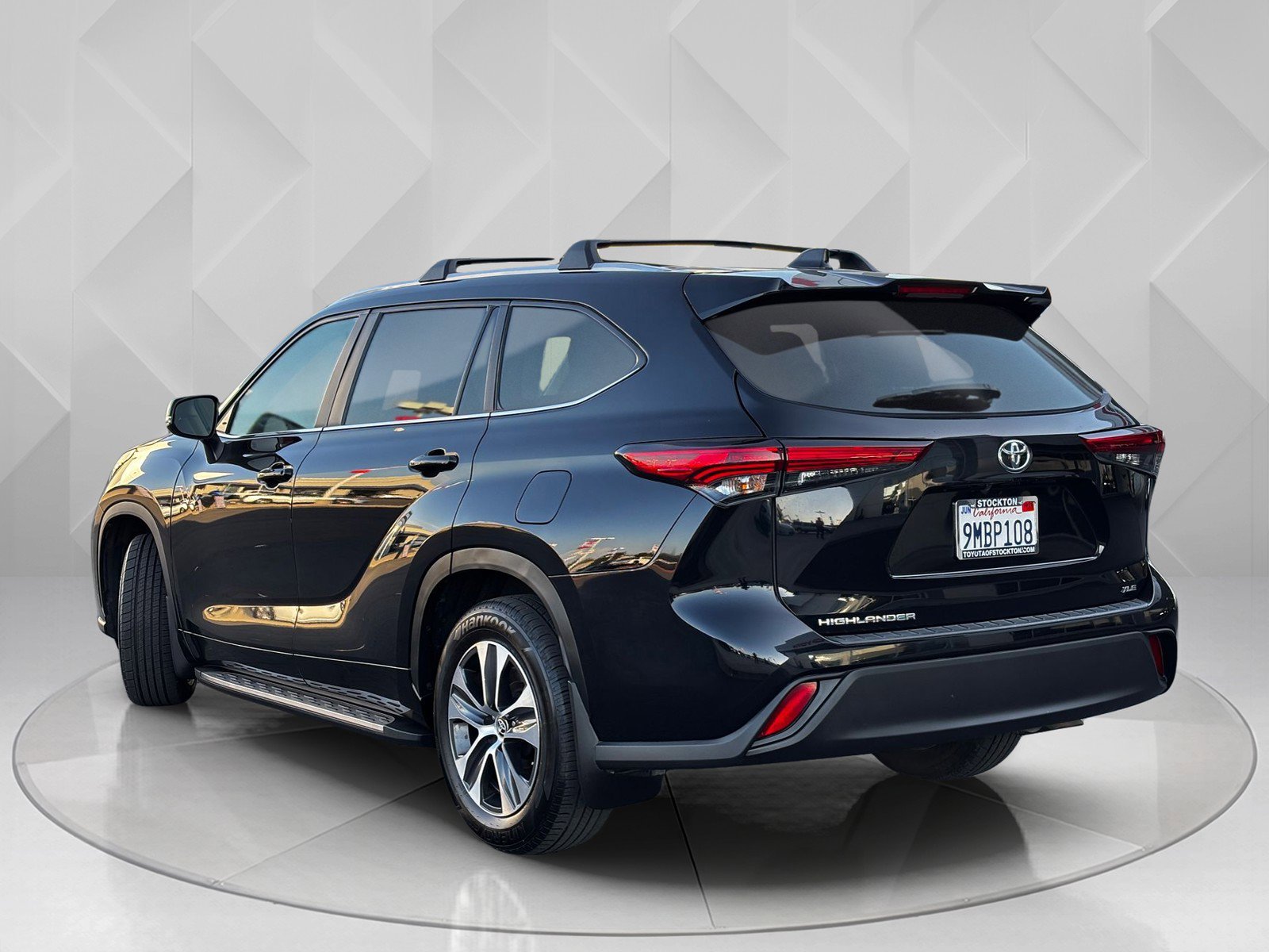 2023 Toyota Highlander XLE photo 2