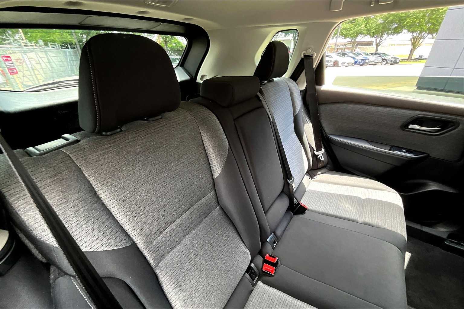 2023 Nissan Rogue SV photo 18