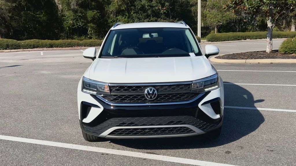 2022 Volkswagen Taos SE photo 3