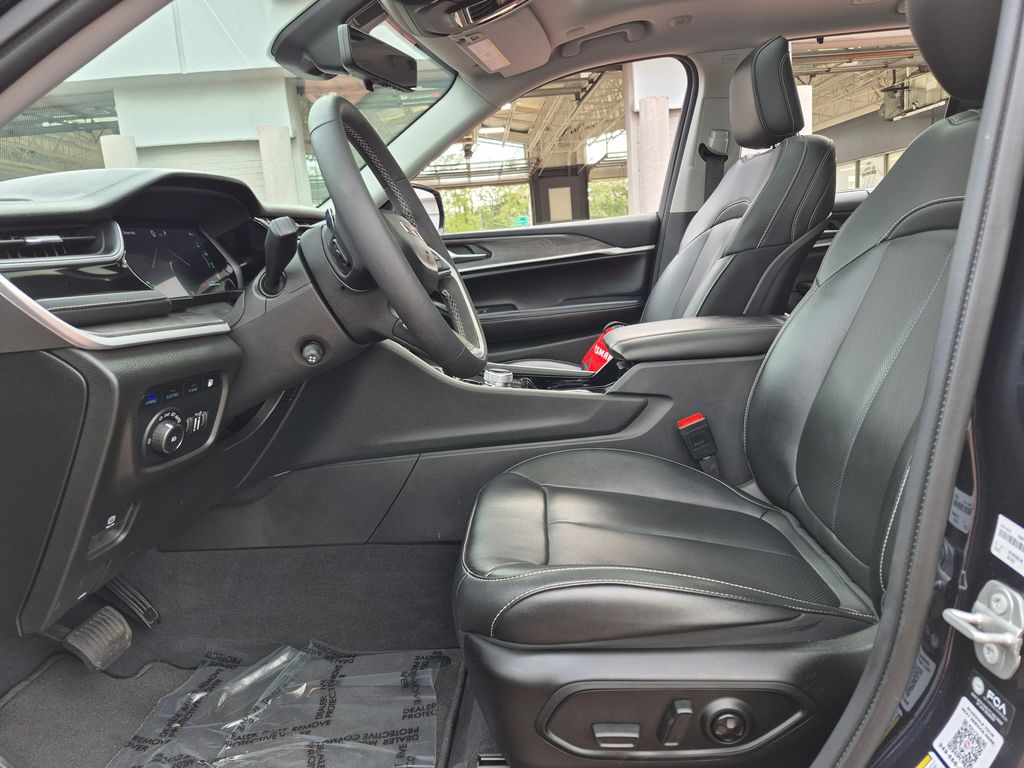 2023 Jeep Grand Cherokee Anniversary Edition photo 2