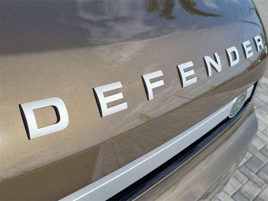 2025 Land Rover Defender 110 S photo 8