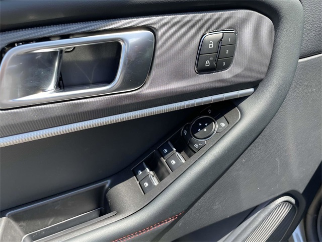 2025 Ford Explorer ST-Line photo 8
