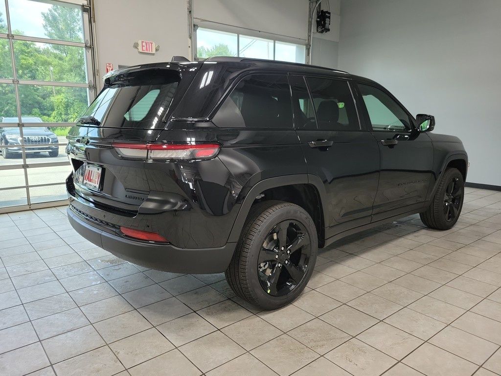 2025 Jeep Grand Cherokee Limited photo 4