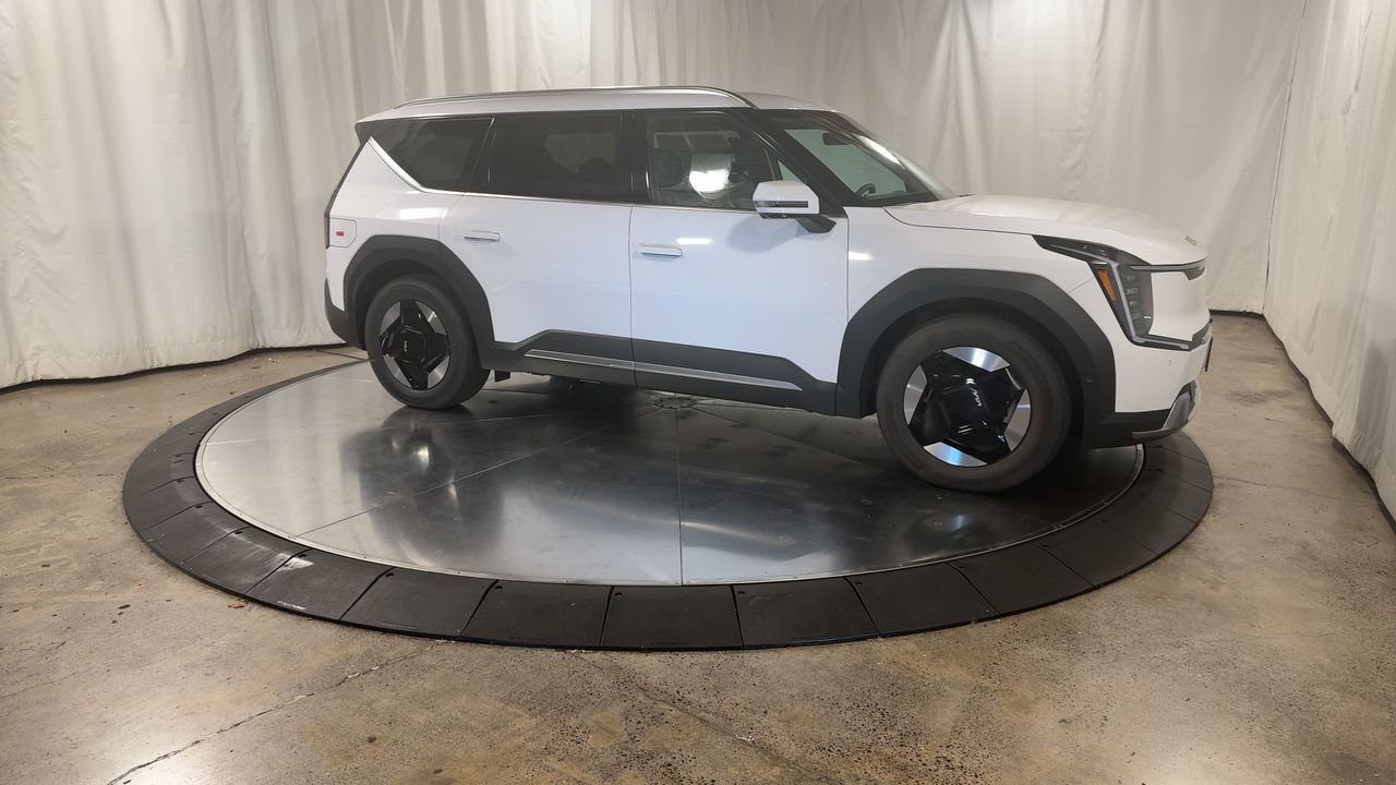 2026 Kia EV9 Wind AWD photo 3
