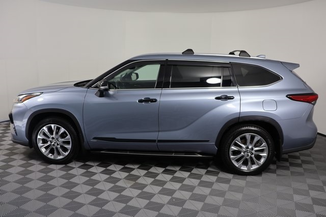 2022 Toyota Highlander Hybrid Limited photo 2