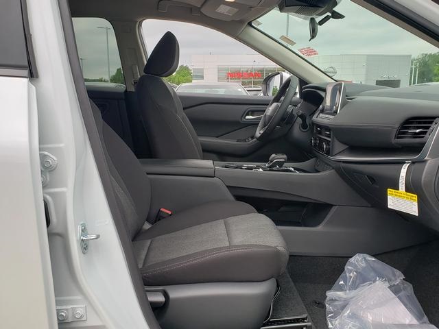 2025 Nissan Rogue SV photo 18