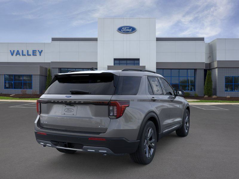 2025 Ford Explorer photo 5