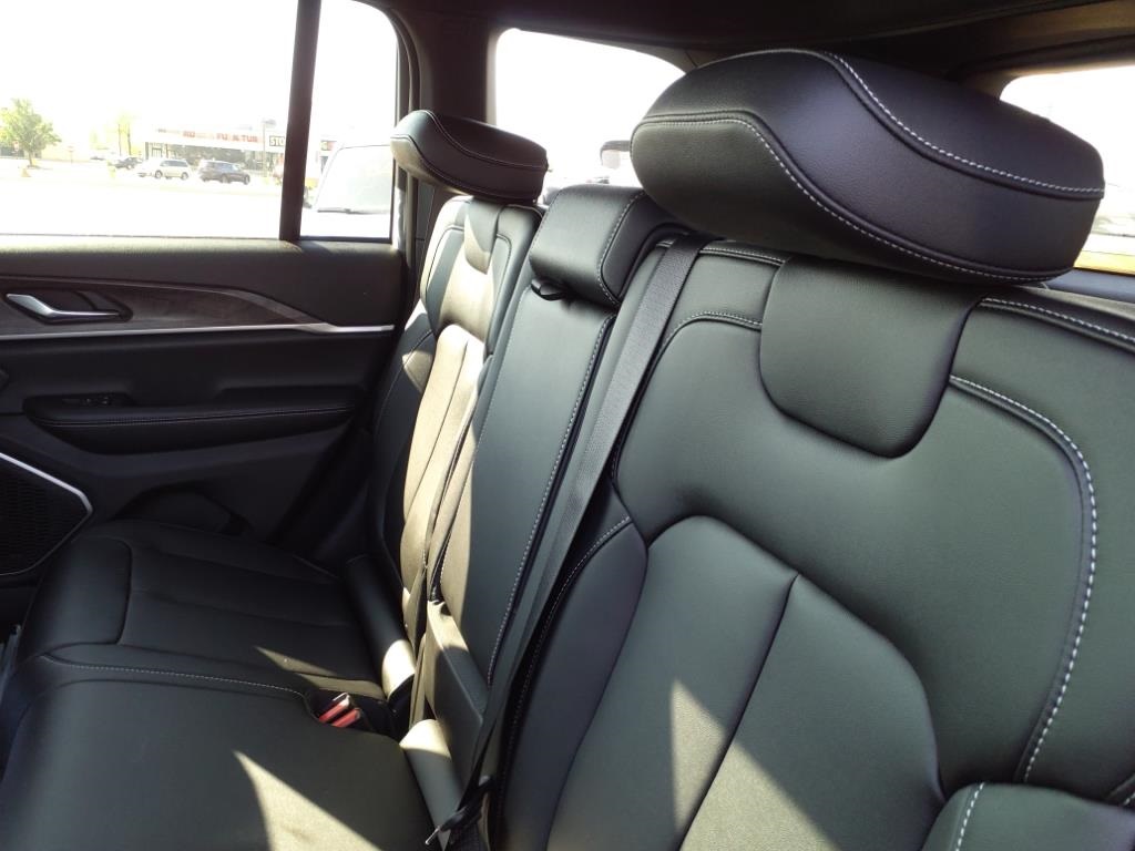 2025 Jeep Grand Cherokee Limited photo 13