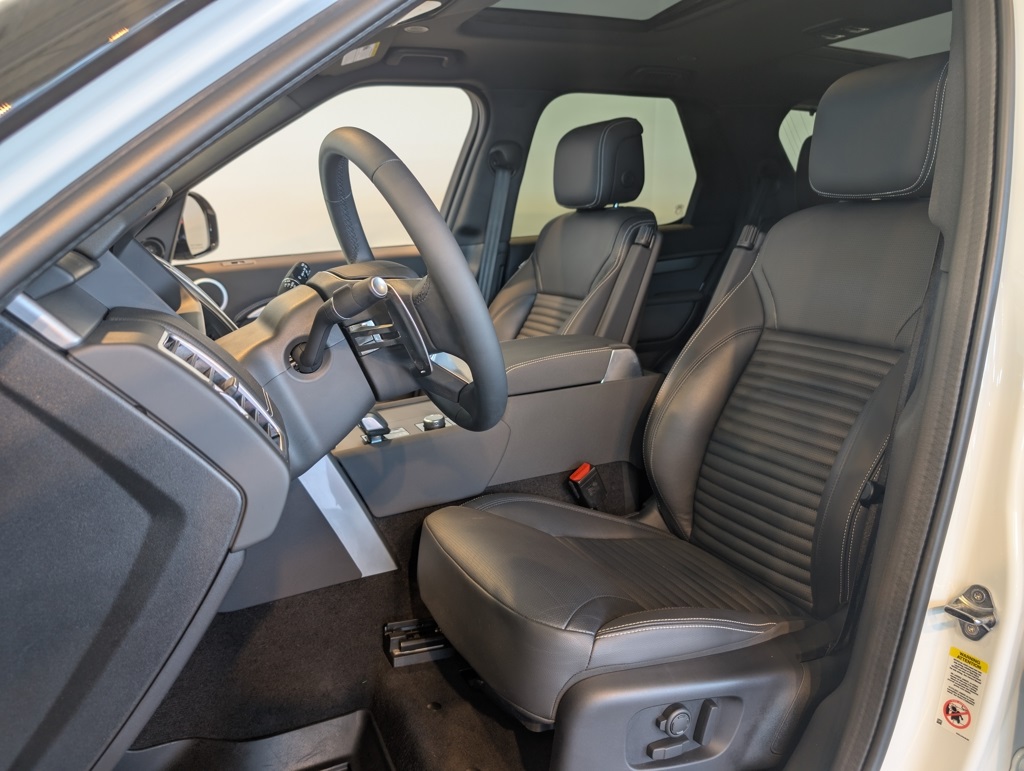 2025 Land Rover Discovery SE photo 11
