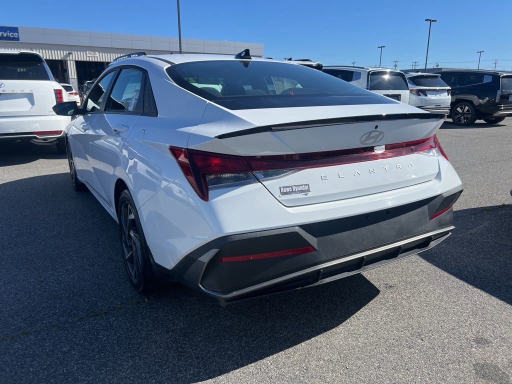 2025 Hyundai Elantra SEL Sport photo 4
