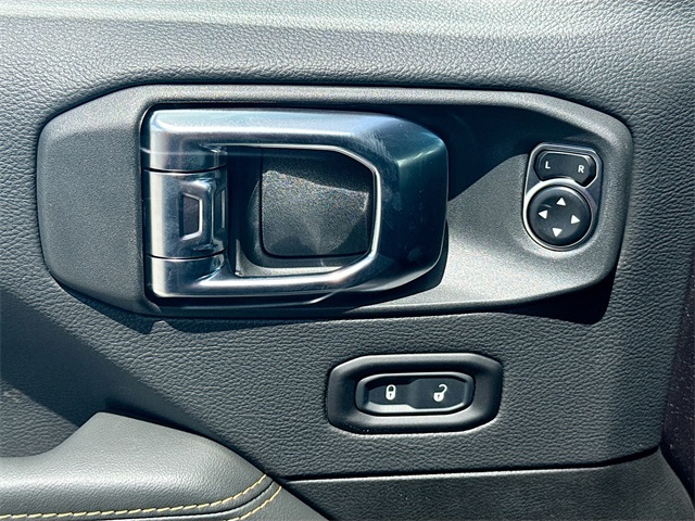 2025 Jeep Wrangler Sahara photo 15