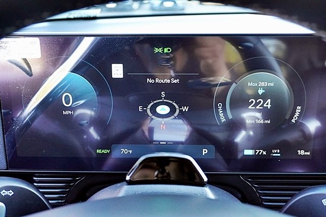 Used 2025 White Hyundai SEL image 31