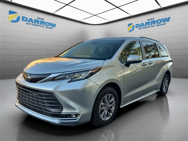 2023 Toyota Sienna XLE's photo