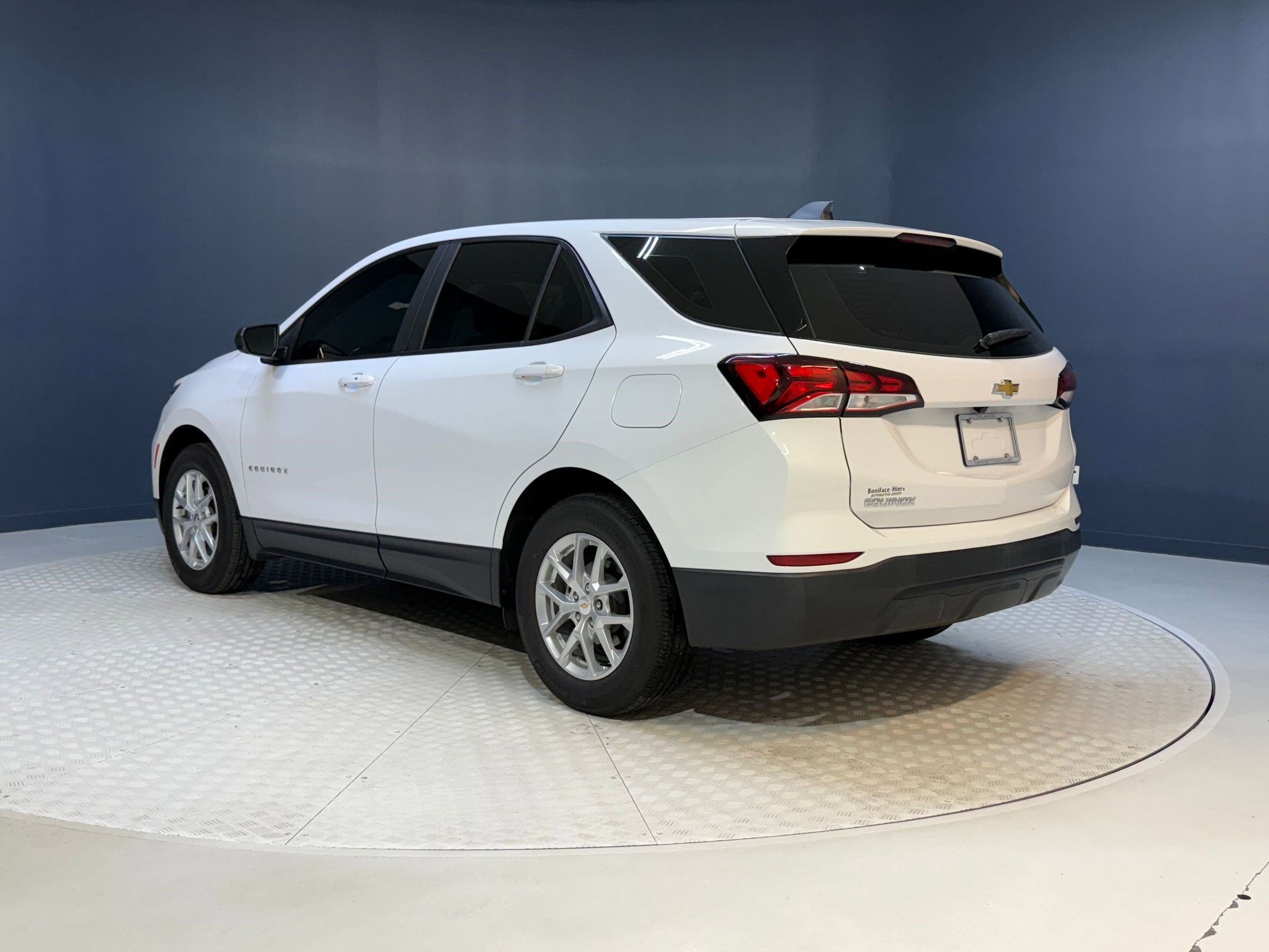 2023 Chevrolet Equinox LS photo 3