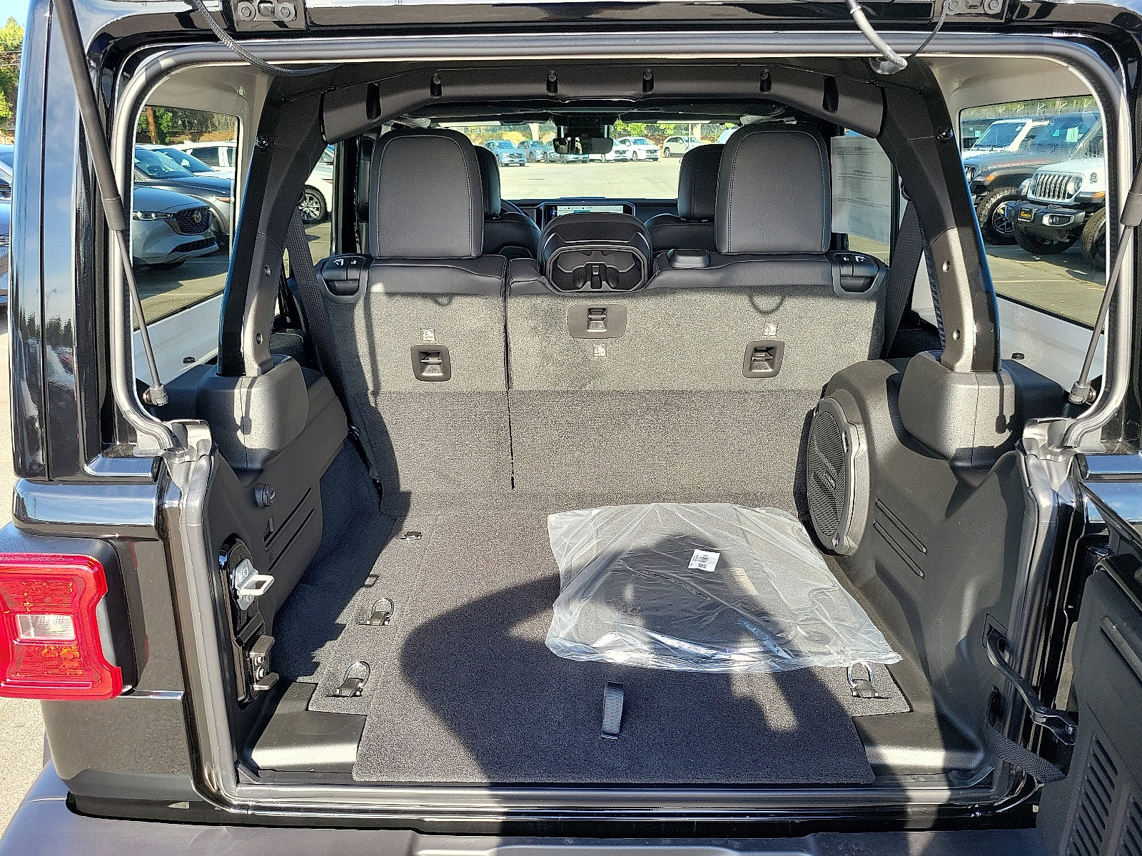 2025 Jeep Wrangler Sahara photo 4