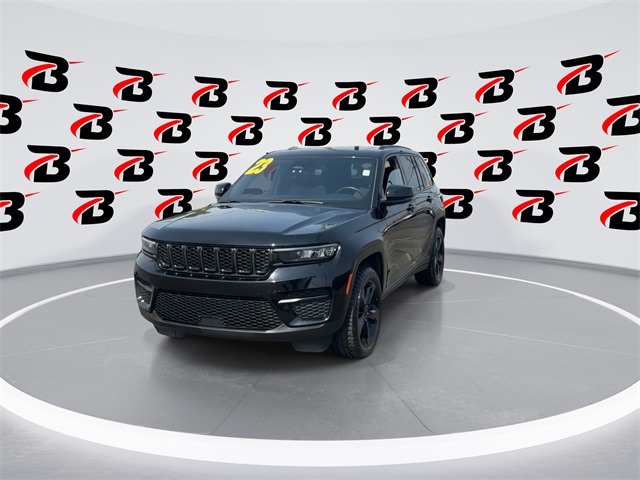 2023 Jeep Grand Cherokee Laredo Altitude photo 3
