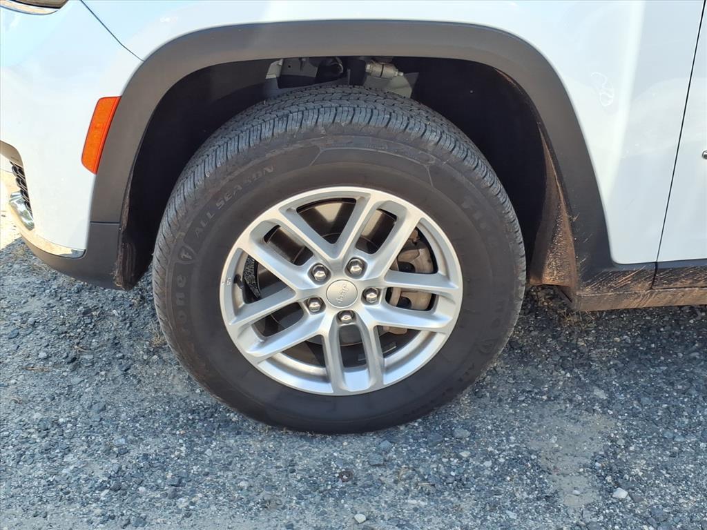 2023 Jeep Grand Cherokee Laredo photo 4