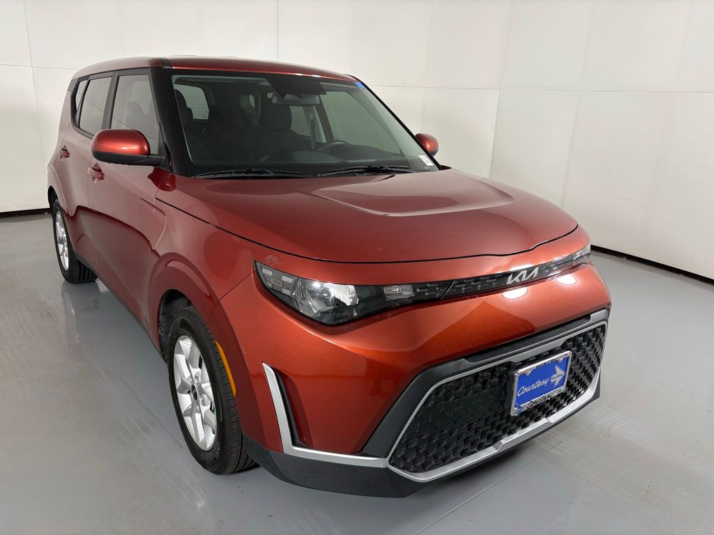 2024 Kia Soul LX photo 2