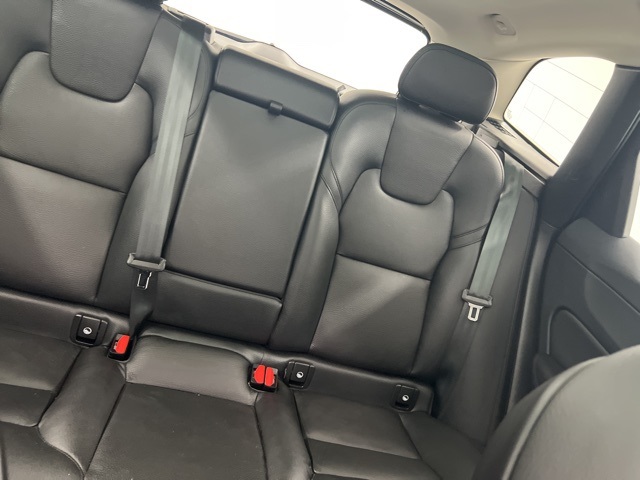 2022 Volvo XC60 B5 Momentum photo 26